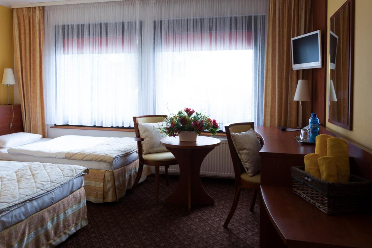 Hotel Astra Tajemniczy Ogrod Poznań Extérieur photo